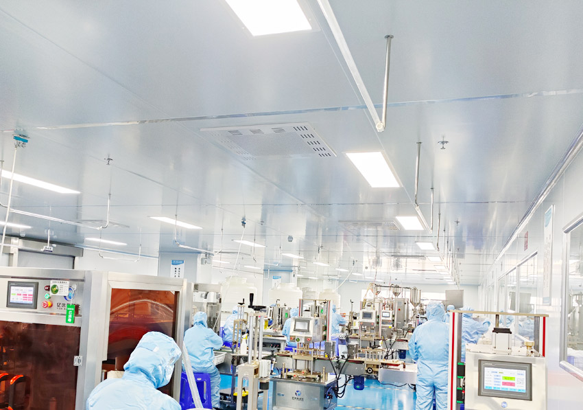 生产车间工作工员正在加工化妆品