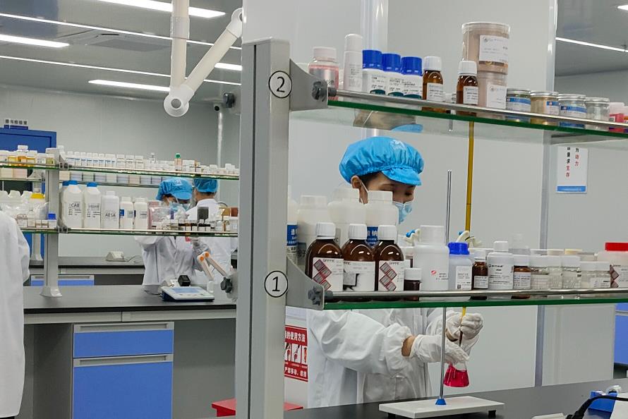 揭秘保湿精华液的诞生：核心加工工艺解析